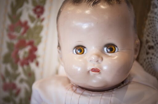Een klassieke babypop met zachte lichaampje en realistisch gezichtje, zoals populair was in de jaren tachtig en negentig