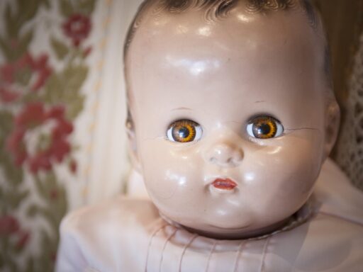 Een klassieke babypop met zachte lichaampje en realistisch gezichtje, zoals populair was in de jaren tachtig en negentig