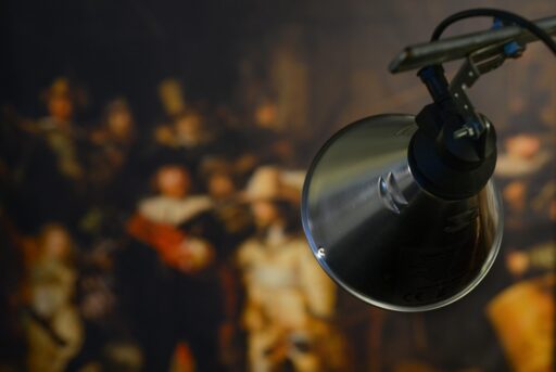 Bezoekers bekijken bekende Nederlandse schilderijen in een museum