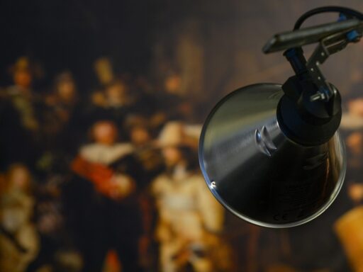 Bezoekers bekijken bekende Nederlandse schilderijen in een museum