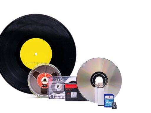 Oude cassettebandjes en vinylplaten in een platenzaak uit de jaren 80