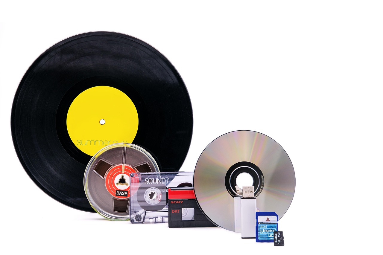 Oude cassettebandjes en vinylplaten in een platenzaak uit de jaren 80