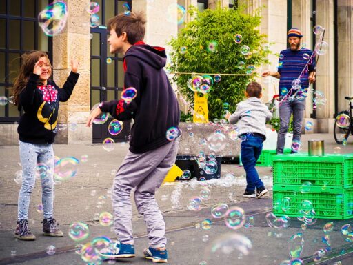 Kinderen spelen buiten op straat in de zomervakantie