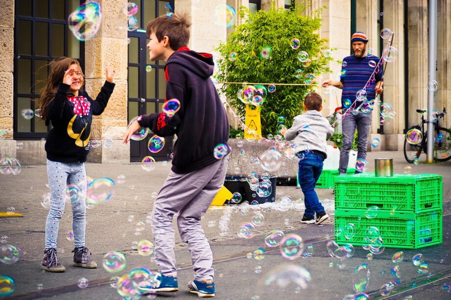 Kinderen spelen buiten op straat in de zomervakantie