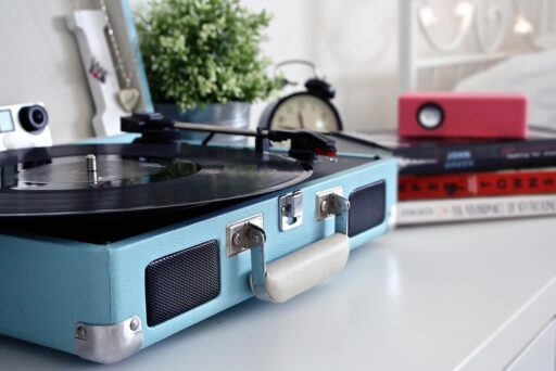 Vintage platenspeler met een vinylplaat uit de jaren 70