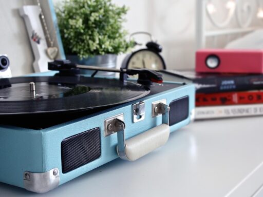 Vintage platenspeler met een vinylplaat uit de jaren 70