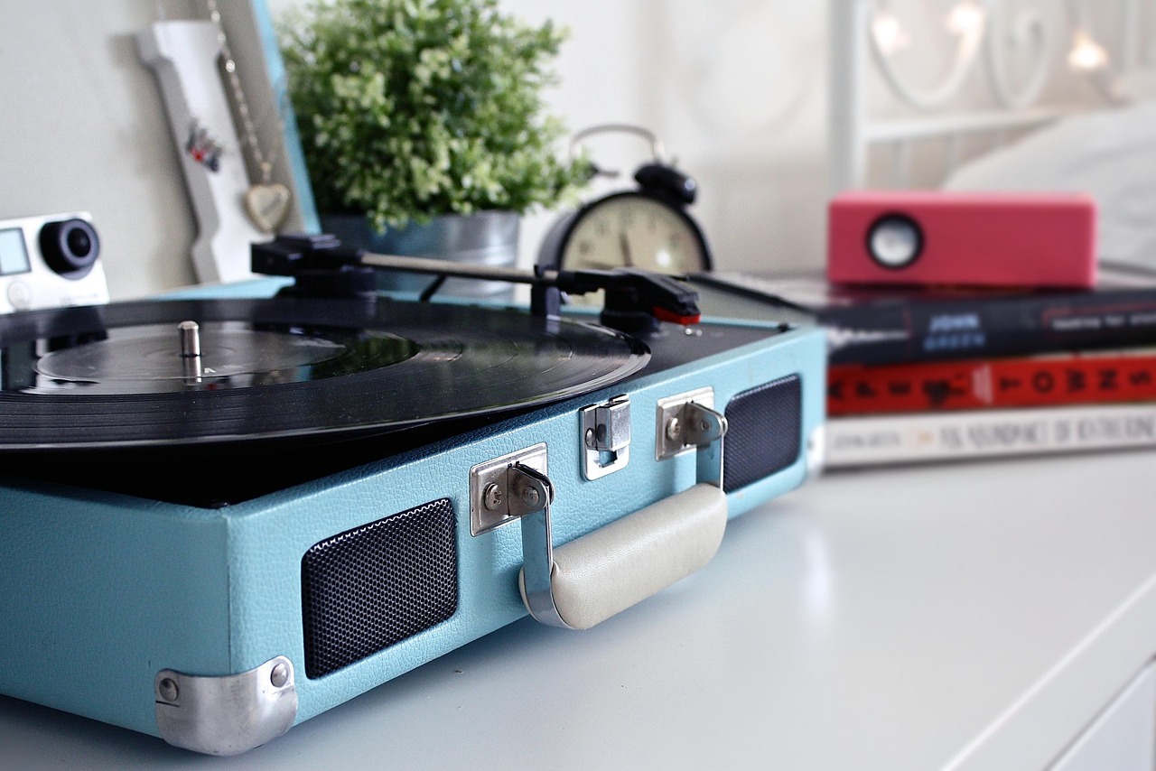 Vintage platenspeler met een vinylplaat uit de jaren 70