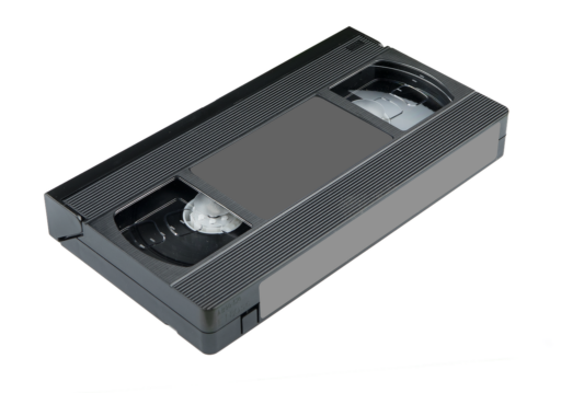 Stapel oude VHS-banden waarop vroeger kinderseries werden opgenomen