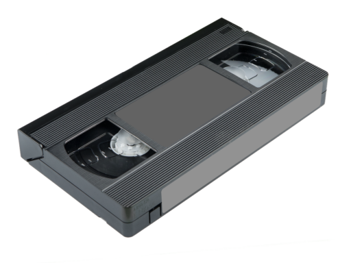 Stapel oude VHS-banden waarop vroeger kinderseries werden opgenomen