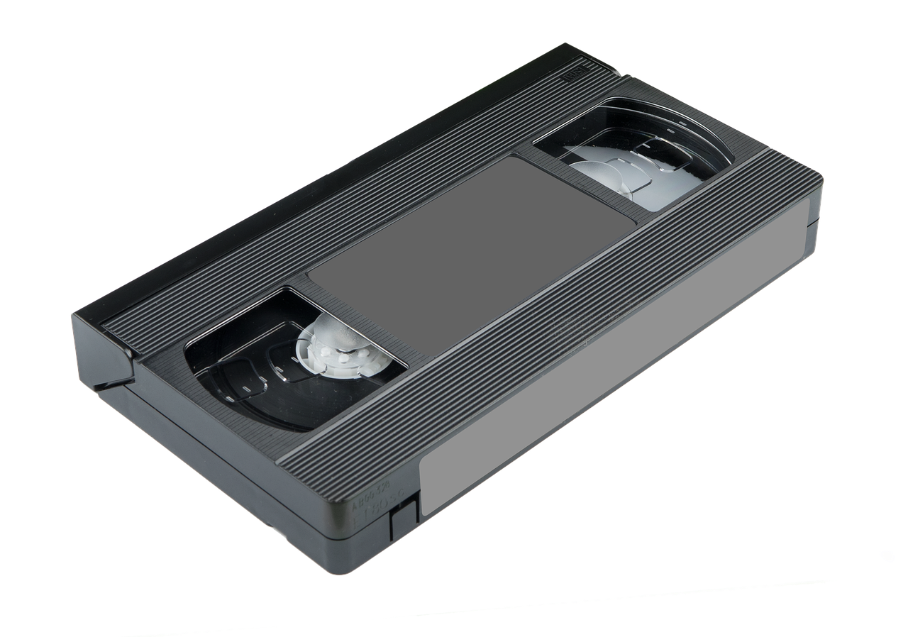 Stapel oude VHS-banden waarop vroeger kinderseries werden opgenomen