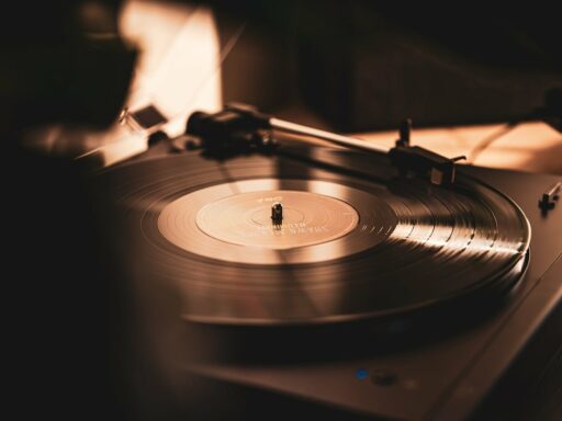Een oude vinylplaat met klassieke muziek, liggend op een houten ondergrond