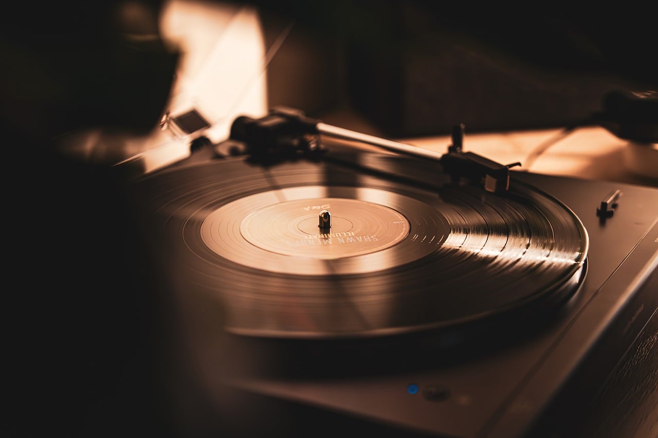Een oude vinylplaat met klassieke muziek, liggend op een houten ondergrond