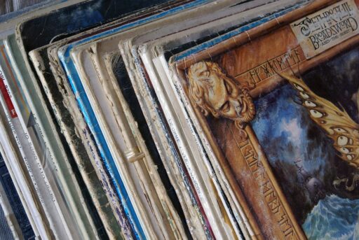 Een stapel oude vinylplaten als symbool voor vergeten hits en nostalgische muziek