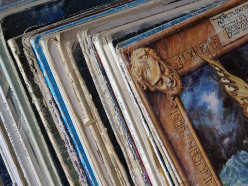 Een stapel oude vinylplaten als symbool voor vergeten hits en nostalgische muziek