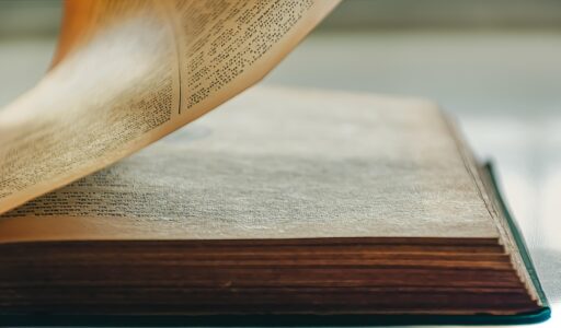 Stapel oude Nederlandse stripboeken en tekenfilmboeken op een houten tafel