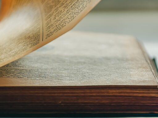 Stapel oude Nederlandse stripboeken en tekenfilmboeken op een houten tafel