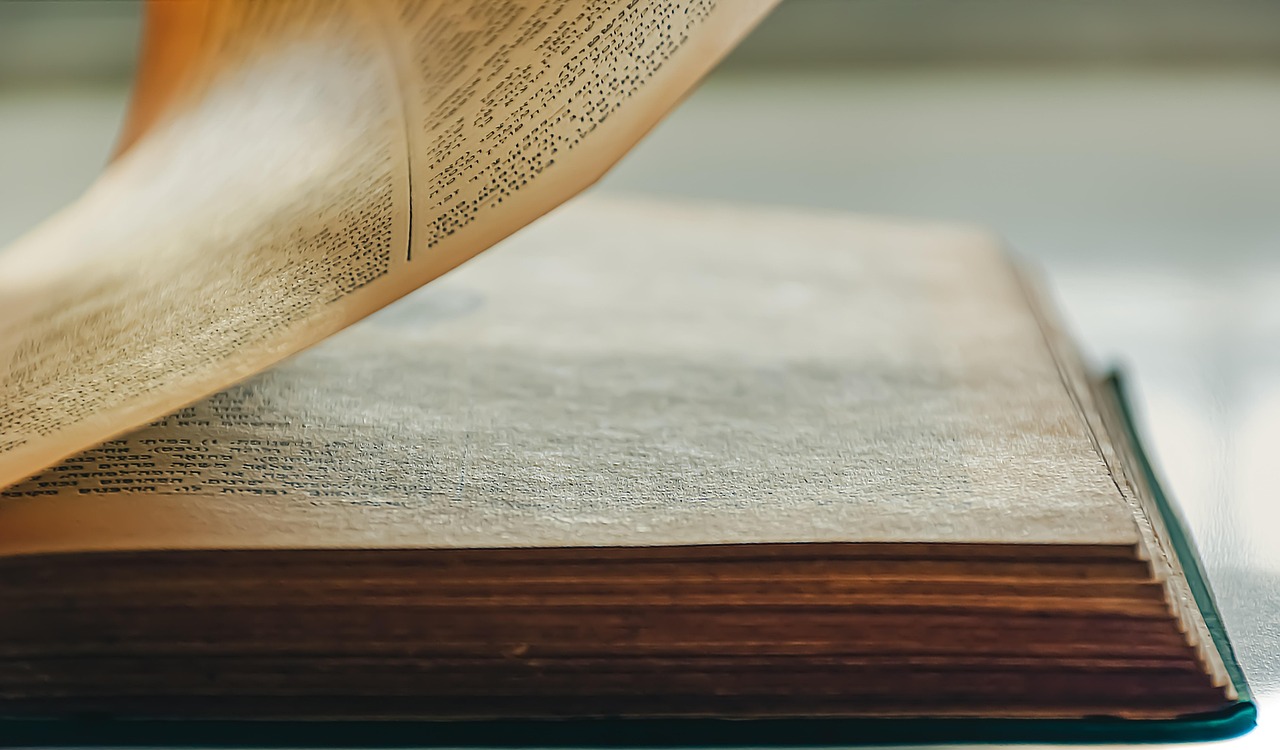 Stapel oude Nederlandse stripboeken en tekenfilmboeken op een houten tafel