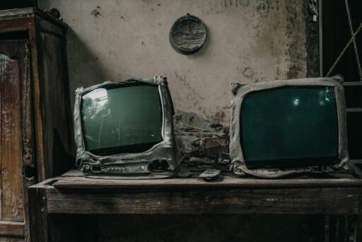 Oude televisie in een jaren 80 woonkamer, symbool voor Nederlandse tv-reclames vroeger