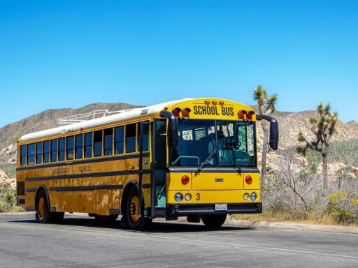 Kinderen staan vrolijk voor een bus klaar voor een schoolreisje