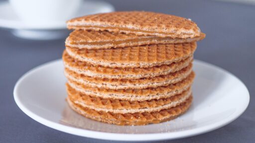 Een klassieke Nederlandse snackbar met toonbank en warmhoudlampen