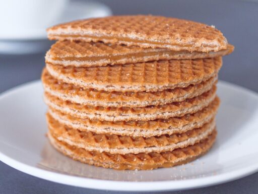 Een klassieke Nederlandse snackbar met toonbank en warmhoudlampen