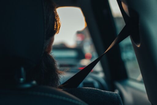 Kinderen op de achterbank van een auto tijdens een lange autorit
