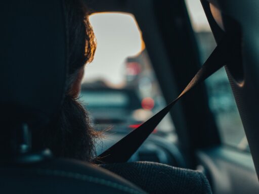 Kinderen op de achterbank van een auto tijdens een lange autorit