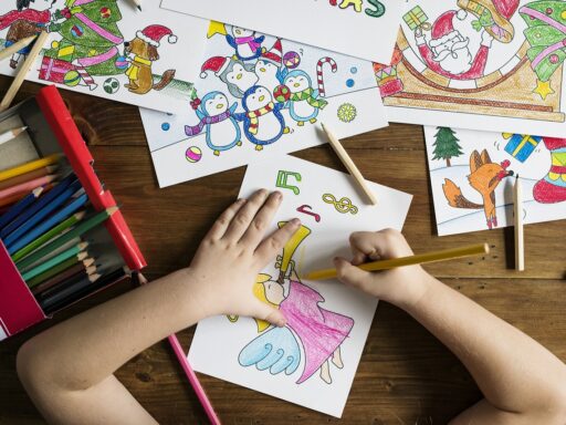 Kind tekent met potloden en viltstiften op papier voor een televisie