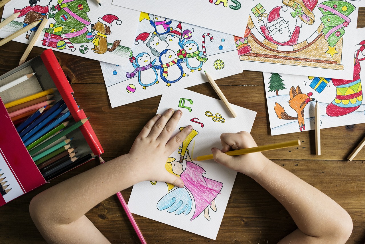 Kind tekent met potloden en viltstiften op papier voor een televisie