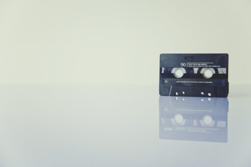 Een klassieke walkman met koptelefoon, symbool van de nostalgische uitvindingen uit de twintigste eeuw