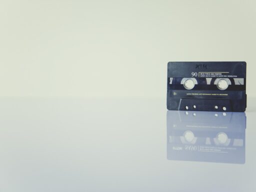 Een klassieke walkman met koptelefoon, symbool van de nostalgische uitvindingen uit de twintigste eeuw