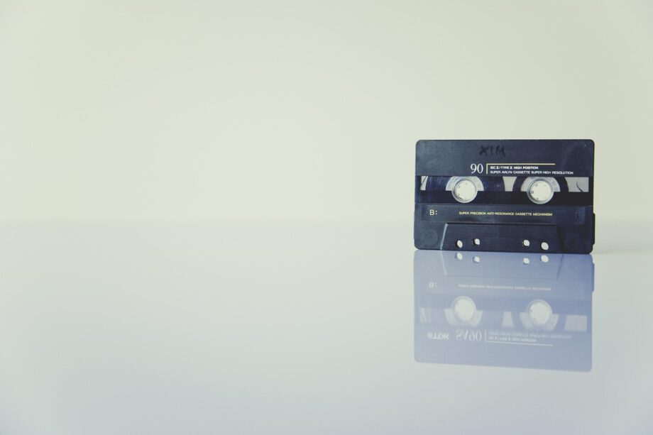 Een klassieke walkman met koptelefoon, symbool van de nostalgische uitvindingen uit de twintigste eeuw
