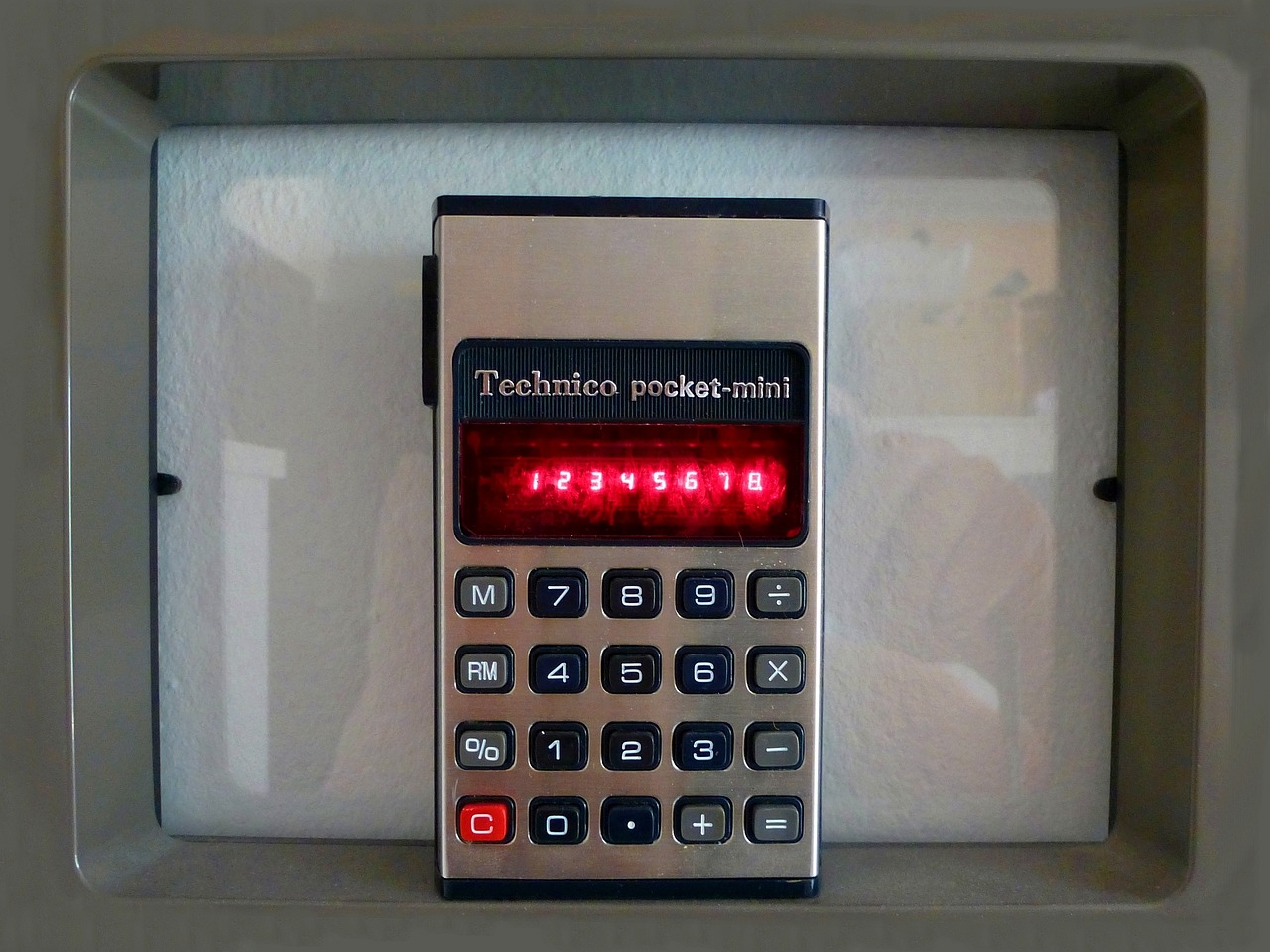 Een rij oude schoolcomputers met dikke grijze monitoren in een computerlokaal zoals dat er in de jaren negentig uitzag