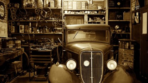 Een klassieke DAF auto in een oude Nederlandse garage