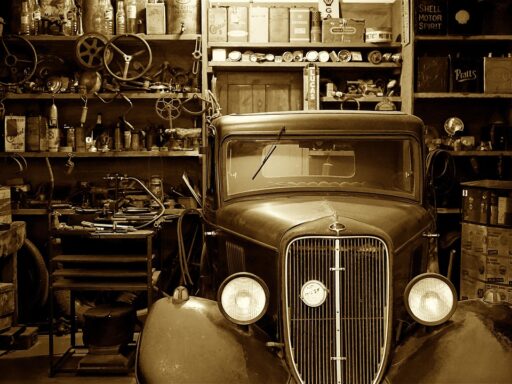 Een klassieke DAF auto in een oude Nederlandse garage