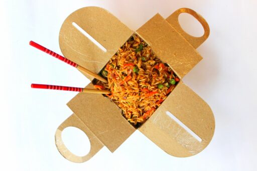 Een gevlekte, genummerde menukaart van een Chinees restaurant uit de jaren negentig