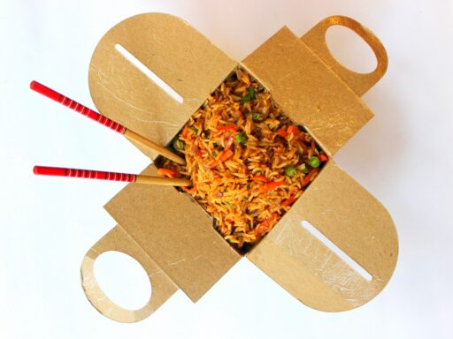 Een gevlekte, genummerde menukaart van een Chinees restaurant uit de jaren negentig