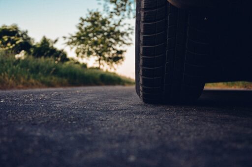 Twee kinderen op de achterbank van een auto tijdens een vakantiereis in de zomer