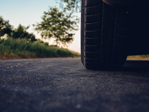 Twee kinderen op de achterbank van een auto tijdens een vakantiereis in de zomer