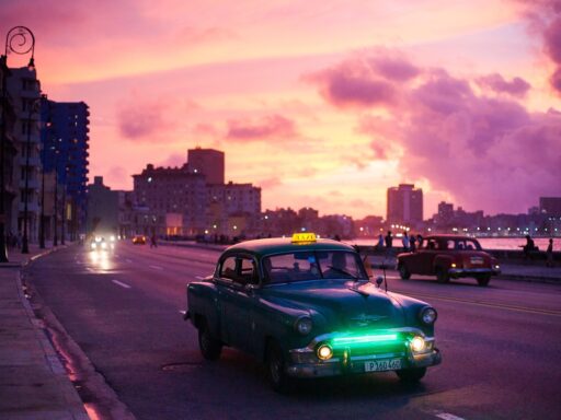 Een vintage auto rijdt 's nachts over een verlaten Amerikaanse snelweg, passend bij de sfeer van Radar Love