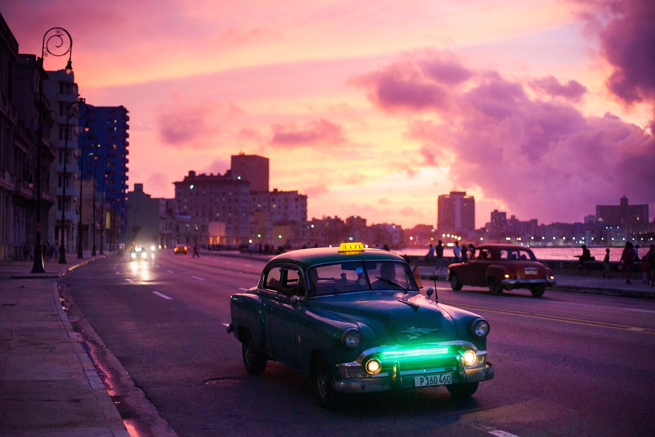 Een vintage auto rijdt 's nachts over een verlaten Amerikaanse snelweg, passend bij de sfeer van Radar Love