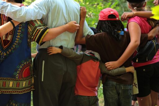 Kinderen bij een padvinderskamp in Nederland, bezig met buitenactiviteiten