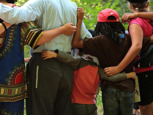 Kinderen bij een padvinderskamp in Nederland, bezig met buitenactiviteiten