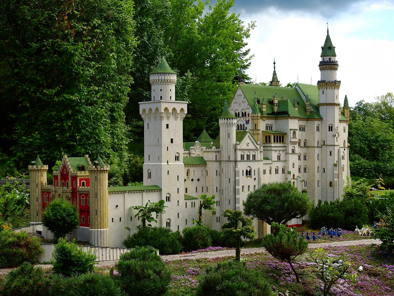 Klassieke LEGO Castle en Space sets uit de jaren 80 op een houten vloer