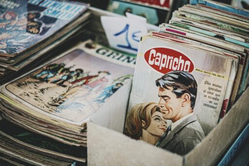 Stapel oude tijdschriften met vergeelde pagina's en een nostalgische uitstraling
