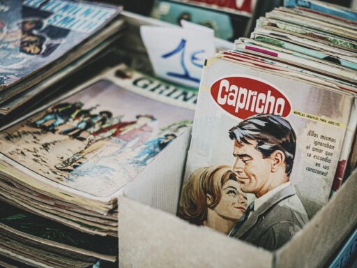 Stapel oude tijdschriften met vergeelde pagina's en een nostalgische uitstraling