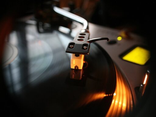 Een oude platenspeler op een zomers feestje in de jaren 80, omringd door vinyl platen