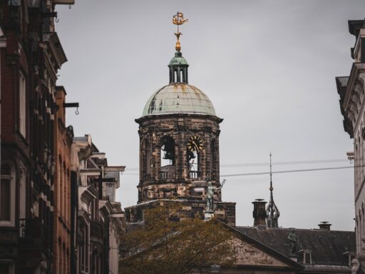 Een oud televisiestudio met camera en verlichting uit de beginjaren van de regionale omroep