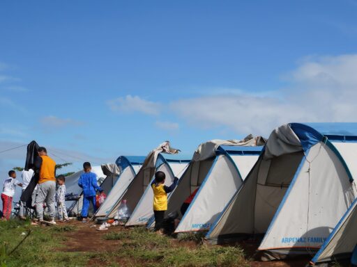 Een klassieke Nederlandse camping met tenten en klapstoelen op een grasveld, jaren tachtig sfeer