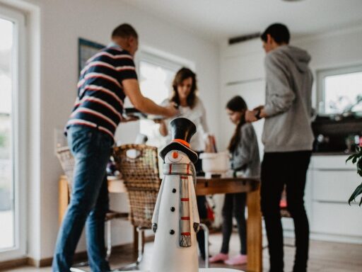 Man houdt toespraak aan een feestelijk gedekte familietafel met gasten die aandachtig luisteren